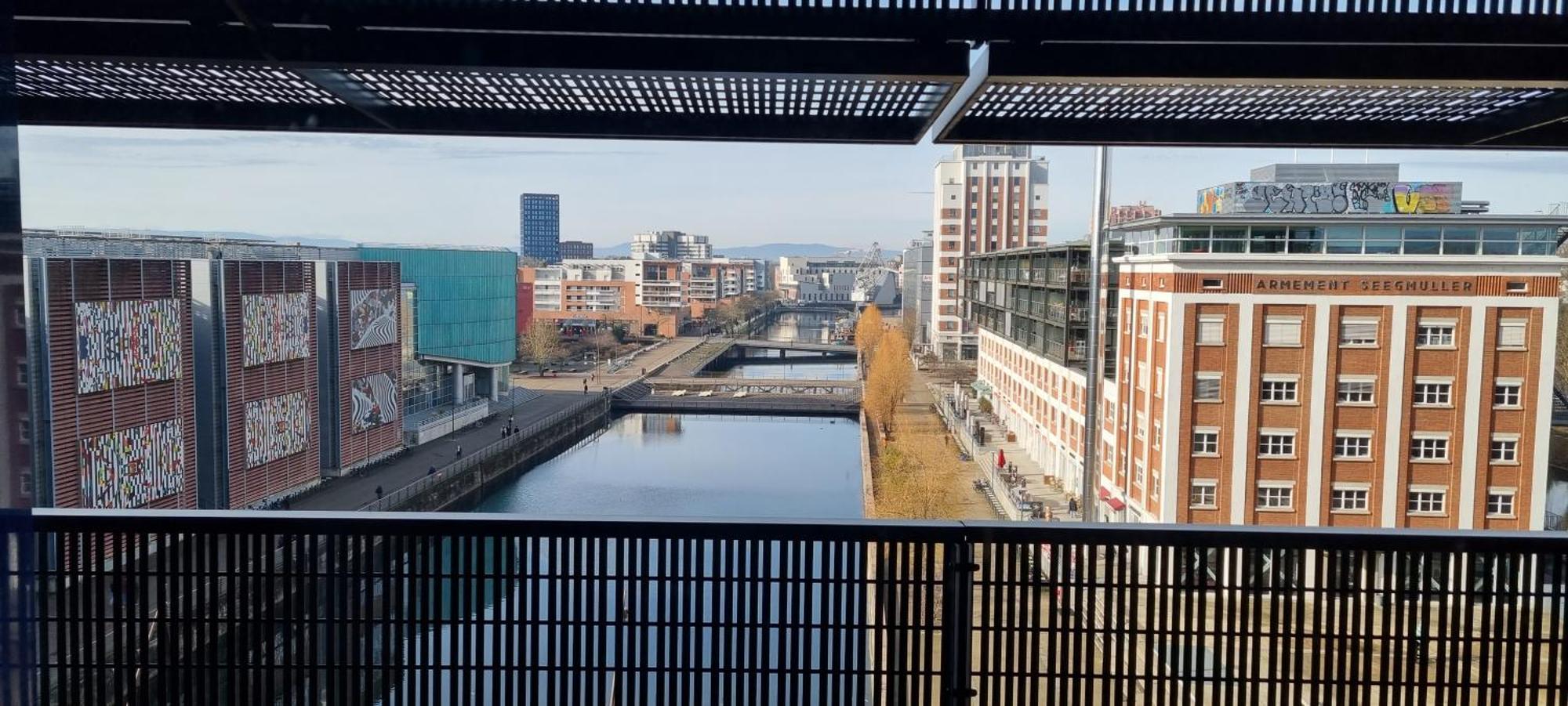 Appartement Bel Contemporain Avec Terrasse Climatisation Et Parking Payant En Option *